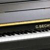 Clavier de piano noir avec marque C. Bechstein.