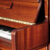 Détail d'un piano droit en bois brun
