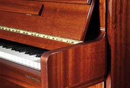 Détail d'un piano droit en bois brun