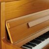 Piano droit en bois avec touches blanches et noires