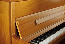 Piano droit en bois avec touches blanches et noires